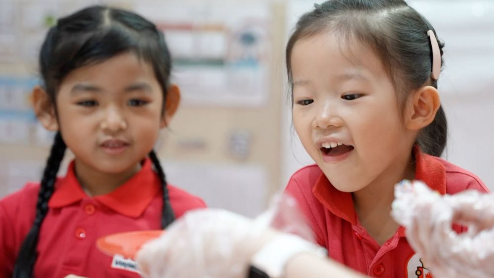 Children at MapleBear Jurong Gateway learning together